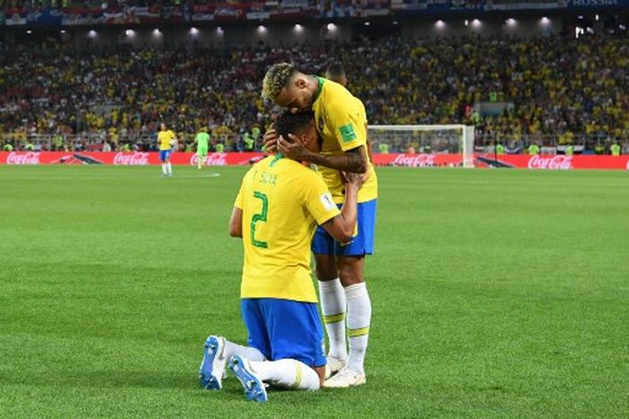 Neymar mencium kepala Thiago Silva dalam duel Piala Dunia 2018 saat Brasil bertemu Serbia di Moscow (27/6/2018).