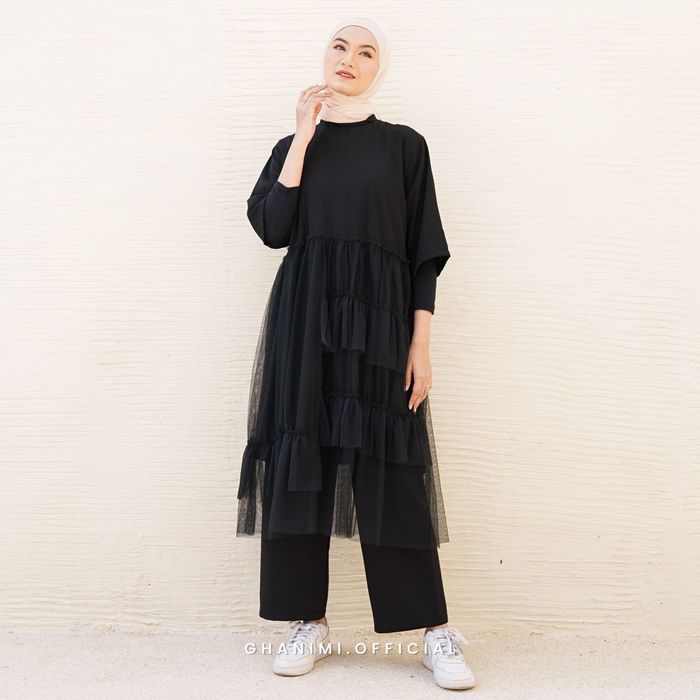 5 Pilihan Baju Kondangan Serba Hitam, Tampil ala Cewek Mamba Mulai