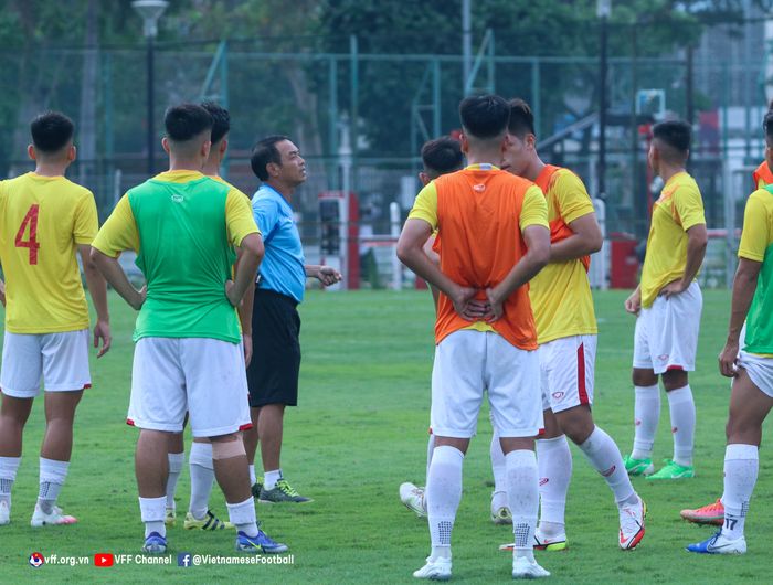 Suasana latihan timnas U-19 Vietnam jelang Piala AFF U-19 2022 di Gelora Bung Karno, Senayan, Jakarta.