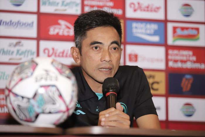 Pelatih PSS Sleman, Seto Nurdiantoro, pada sesi jumpa pers jelang laga melawan Persib Bandung, Rabu (30/7/2022).
