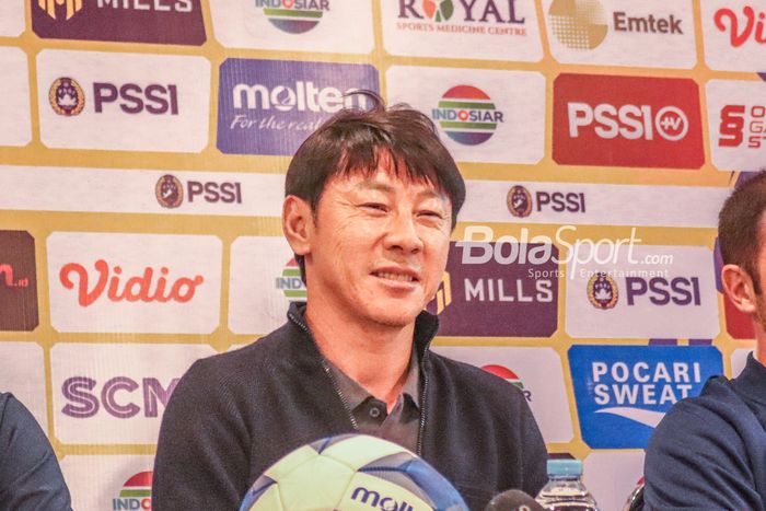 Pelatih timnas U-19 Indonesia, Shin Tae-yong, nampak sumringah saat jumpa pers dengan awak media di Hotel Century, Jakarta, 1 Juli 2022.