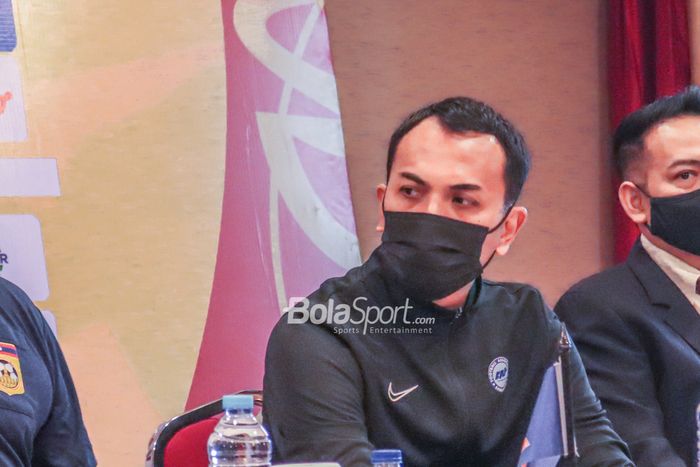 Pelatih timnas U-19 Singapura, Mohamed Fadzuhasny Juraimi, sedang jumpa pers di Hotel Century, Senayan, Jakarta, 1 Juli 2022.