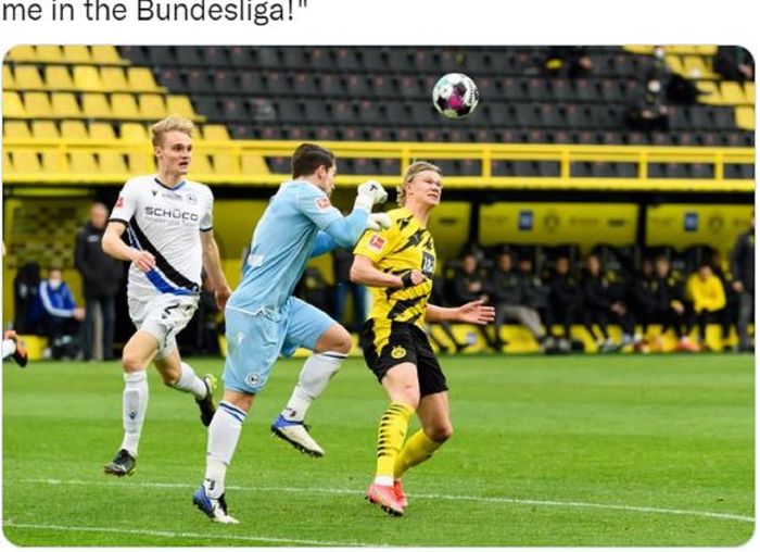 Stefan Ortega dan Erling Haaland saling berhadapan saat Arminia Bielefeld melawan Borussia Dortmund di Bundesliga 2021-2022.