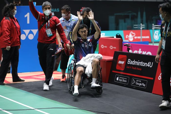 Pebulu tangkis tunggal putra Indonesia, Shesar Hiren Rhustavito, mengalami cedera pada perempat final Malaysia Open 2022 di Axiata Arena, Kuala Lumpur, Jumat (1/7/2022).