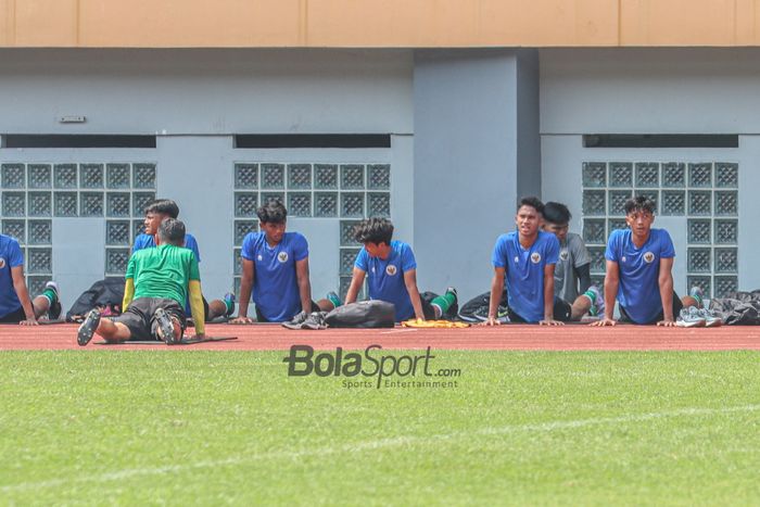 Sejumlah pemain timnas U-19 Indonesia sedang melakukan pemanasan di Stadion Wibawa Mukti, Cikarang, Jawa Barat, 1 Juli 2022.