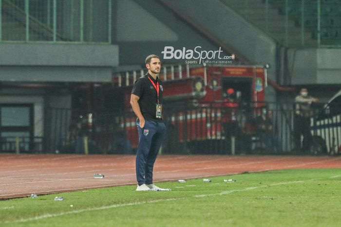 Pelatih timnas U-19 Thailand, Salvador Valero Garcia, nampak sedang memantau para pemainnya bertanding di Stadion Patriot Candrabhaga, Bekasi, Jawa Barat, 2 Juli 2022.