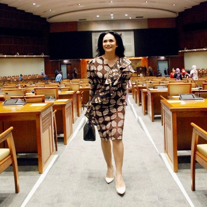 Blak-blakan Gaji DPR, Foto Krisdayanti Digeruduk, Tjahjo Kumolo Sampai