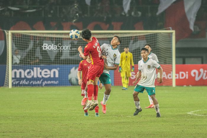 Pemain timnas U-19 Indonesia,Razzaa Fachrezi Aziz (tengah), sedang berusaha merebut bola ketika bertanding di Stadion Patriot Candrabhaga, Bekasi, Jawa Barat, 2 Juli 2022.