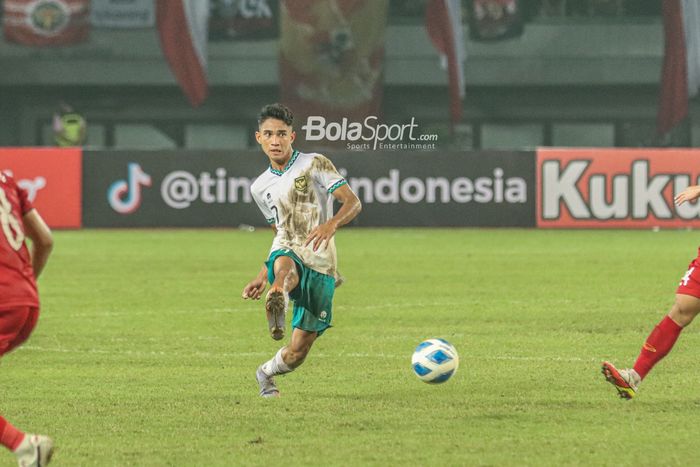 Gelandang timnas U-19 Indonesia, Marselino Ferdinan, nampak sedang mengoper bola ketika bertanding di Stadion Patriot Candrabhaga, Bekasi, Jawa Barat, 2 Juli 2022.