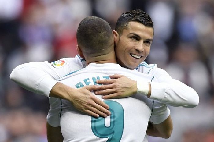 Cristiano Ronaldo memeluk Karim Benzema dalam duel Liga Spanyol antara Real Madrid vs Malaga di Santiago Bernabeu (25/11/2017).