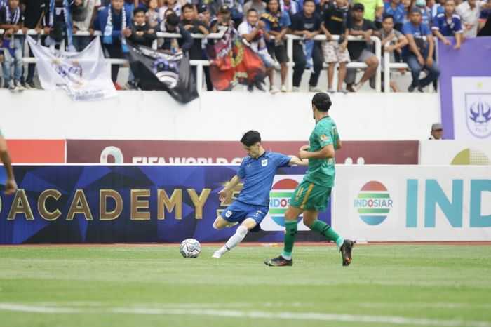 Duel PSIS Semarang vs Bhayangkara FC pada laga perempat final Piala Presiden 2022 di Stadion Jatidiri, Semarang, Jawa Tengah, Minggu (3/7/2022).