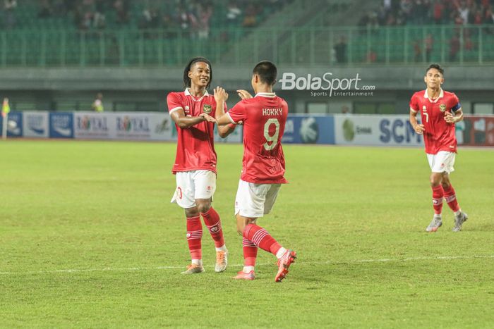 Hokky Caraka dan Ronaldo Kwateh, merayakan gol dalam laga timnas U-19 Indonesia vs Brunei Darussalam di Grup A Piala AFF U-19 2022, Senin (4/7/2022) di Stadion Patriot Candrabhaga, Bekasi.  