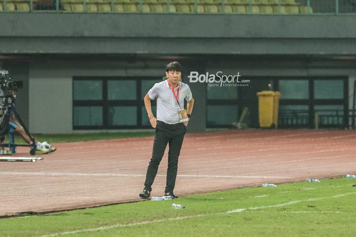 Pelatih timnas U-19 Indonesia, Shin Tae-yong, mengamati permainan skuad asuhannya dalam laga melawan Brunei Darussalam di Grup A Piala AFF U-19 2022, Senin (4/7/2022) WIB di Stadion Patriot Candrabhaga, Bekasi.