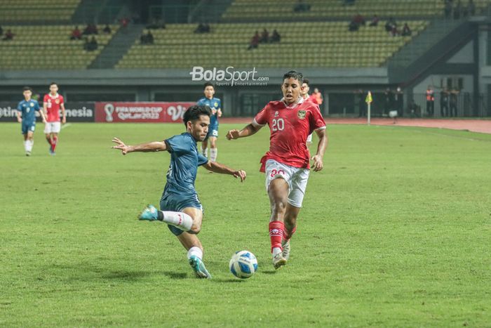 Penyerang timnas U-19 Indonesia, Razzaa Fachrezi Aziz (kanan), sedang berusaha menghalau pergerakan lawannya saat bertanding  di Stadion Patriot Candrabhaga, Bekasi, 4 Juli 2022