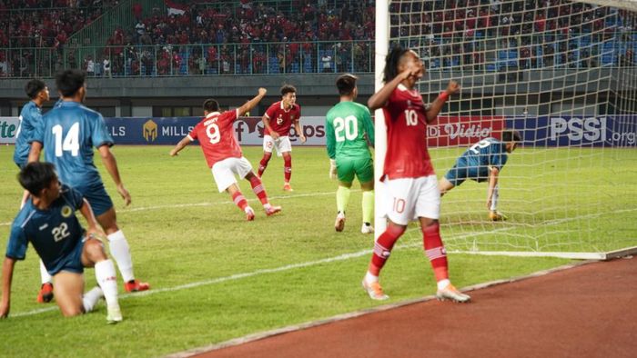 Ronaldo Kwateh dan pemain timnas U-19 Indonesia merayakan gol ke gawang Brunei Darussalam dalam laga Grup A Piala AFF U-19 2022, Senin (4/7/2022) WIB di Stadion Patriot Candrabhaga, Bekasi.
