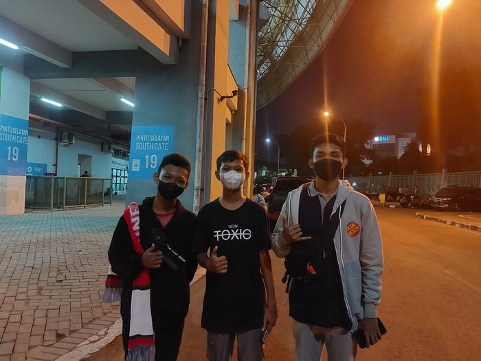 Sejumlah suporter Indonesia yang datang memberi dukungan jelang lawan Brunei Darussalam ke Stadion Patriot Candrabhaga, Bekasi, Jawa Barat, Senin (4/7/2022).