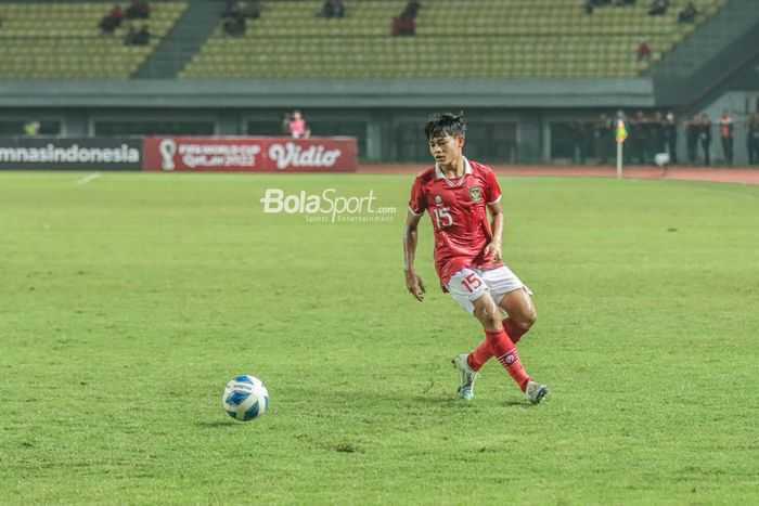 Pemain timnas U-19 Indonesia, Zanadin Fariz, sedang menguasai bola ketika bertanding di Stadion Patriot Candrabhaga, Bekasi, Jawa Barat, 4 Juli 2022.