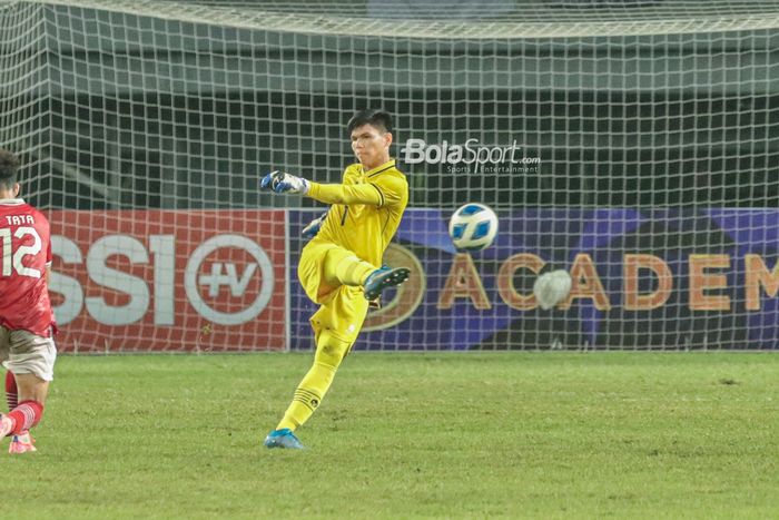 Kiper timnas U-19 Indonesia, Cahya Supriadi, sedang menendang bola ketika bertanding di Stadion Patriot Candrabhaga, Bekasi, Jawa Barat, 4 Juli 2022.