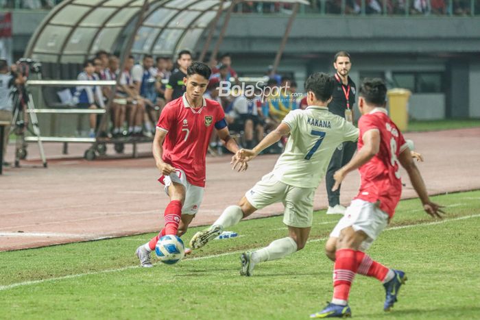  Aksi Marselino Ferdinan saat timnas U-19 Indonesia Vs Thailand pada laga grup A Piala AFF U-19 2022, di Stadion Patriot Candrabhaga, Rabu (6/7/2022)