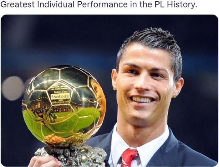 Cristiano Ronaldo memamerkan trofi Ballon d'Or pertamanya yang diraih saat masih membela Manchester United pada tahun 2008.