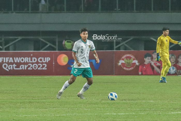 Bek timnas U-19 Indonesia, Ahmad Rusadi, sedang menguasai bola ketika bertanding di Stadion Patriot Candrabhaga, Bekasi, Jawa Barat, 2 Juli 2022.