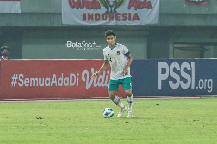 Bek timnas U-19 Indonesia, Muhammad Ferrari, sedang menguasai bola ketika bertanding di Stadion Patriot Candrabhaga, Bekasi, Jawa Barat, 2 Juli 2022.