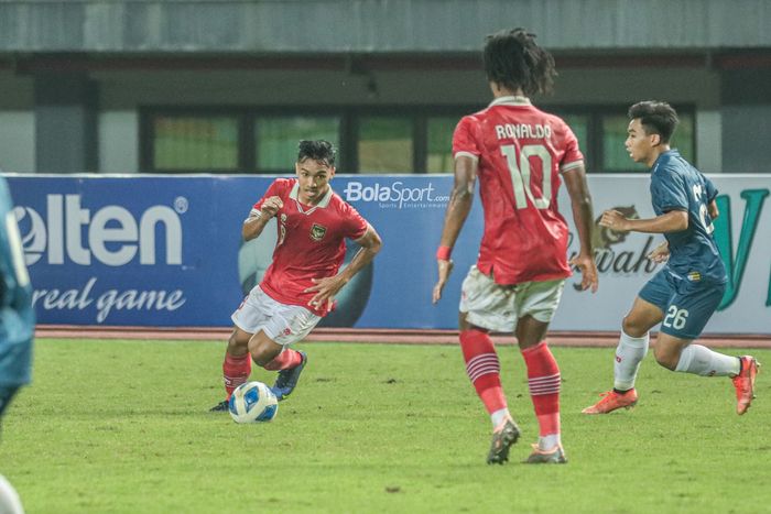 Gelandang timnas U-19 Indonesia, Arkhan Fikri (kiri), sedang menguasai bola ketika bertanding  di Stadion Patriot Candrabhaga, Bekasi, Jawa Barat, 4 Juli 2022.