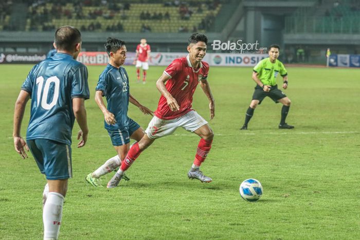 Gelandang andalan timnas U-19 Indonesia, Marselino Ferdinan (kanan), sedang menguasai bola ketika bertanding di Stadion Patriot Candrabhaga, Bekasi, Jawa Barat, 4 Juli 2022.