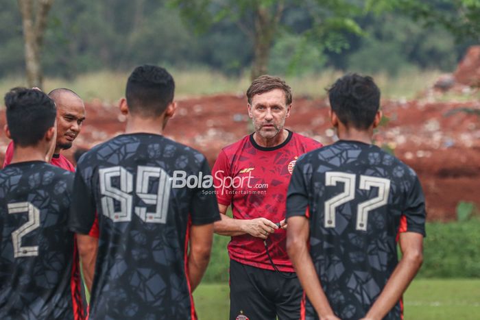 Pelatih Persija Jakarta, Thomas Doll, sedang memberikan intruksi kepada para pemainnya di Lapangan Nirwana, Sawangan, Jawa Barat , 7 Juli 2022.