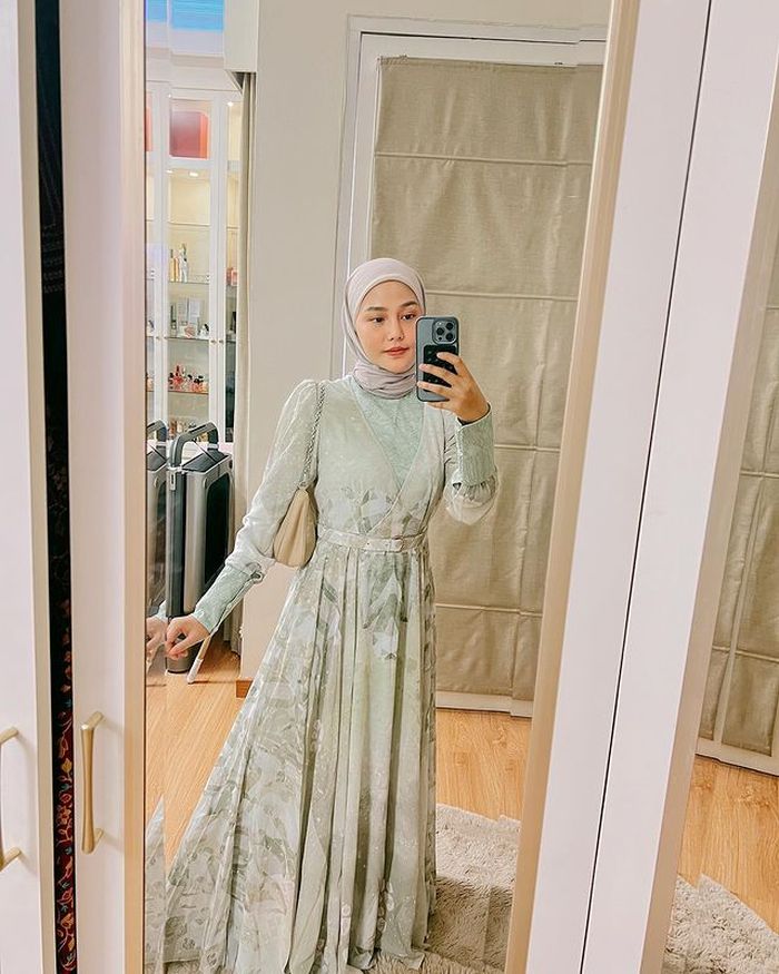 5 Dress Hijab Elegan Buat Kondangan ala Dara Arafah. Stunning