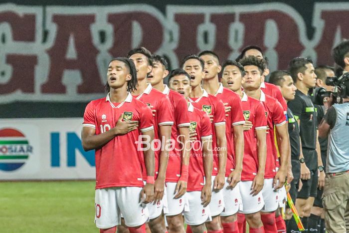 Skuat timnas U-19 Indonesia (skuad timnas U-19 Indonesia) sedang menyanyikan lagu kebangsaan di Stadion Patriot Candrabhaga, Bekasi, Jawa Barat, 6 Juli 2022.