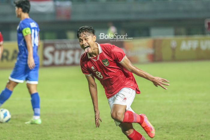 Penyerang timnas U-19 Indonesia, Alfriyanto Nico, merayakan gol yang dicetaknya dalam laga melawan Filipina di Grup A Piala AFF U-19 2022, Jumat (8/7/2022) di Stadion Patriot Candrabhaga, Bekasi.