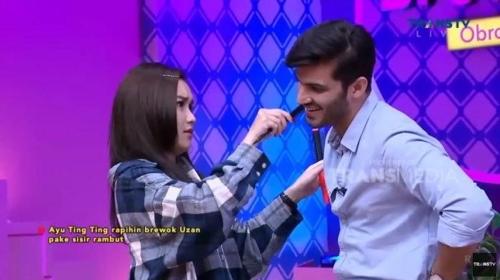 Ayu Ting Ting saat mengelus pipi Uza Khan pria asal Pakistan dihadapan Ivan Gunawan