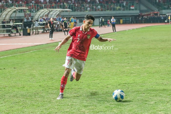 Gelandang timnas U-19 Indonesia, Marselino Ferdinan, sedang menguasai bola ketika bertanding di Stadion Patriot Candrabhaga, Bekasi, Jawa Barat, 6 Juli 2022.