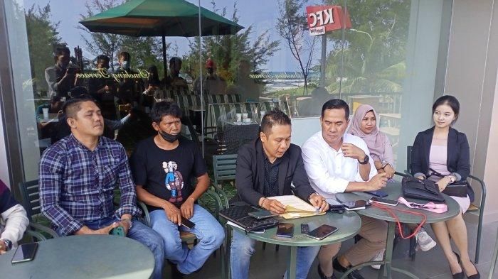 Tim kuasa hukum didampingi orang tua almarhumah Sarah Aulia saat memberikan konferensi pers pada Jumat (8/7/2022) mengaku sudah melaporkan artis Ayu Ting Ting ke Polda Bengkulu