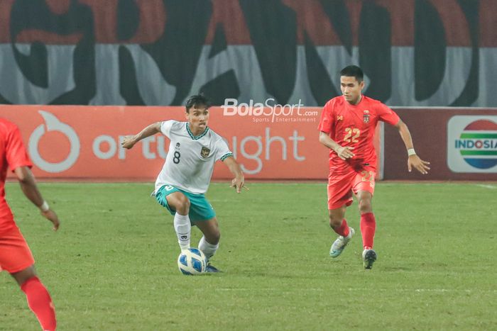 Gelandang timnas U-19 Indonesia, Arkhan Fikri, mengontrol bola dalam laga melawan Myanmar di Grup A Piala AFF U-19 2022, Minggu (10/7/2022) di Stadion Patriot Candrabhaga, Bekasi.