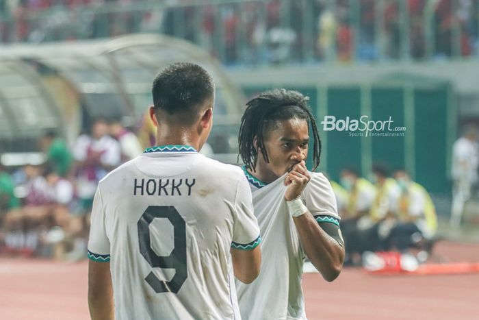 Dua penyerang timnas U-19 Indonesia, Hokky Caraka dan Ronaldo Kwateh, merayakan gol dalam laga melawan Myanmar di Grup A Piala AFF U-19 2022, Minggu (10/7/2022) di Stadion Patriot Candrabhaga, Bekasi.