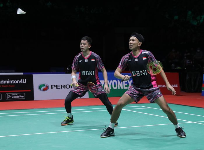 Pasangan ganda putra Indonesia, Fajar Alfian/Muhammad Rian Ardianto, saat menghadapi Aaron Chia/Soh Wooi Yik dari Malaysia pada babak semifinal Malaysia Masters 2022 di Axiata Arena, Kuala Lumpur, Sabtu (9/7/2022).