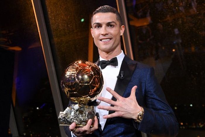 Cristiano Ronaldo berpose dengan trofi Ballon d'Or di Paris (7/12/2017).