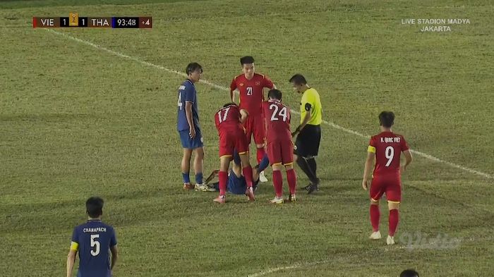 Pemain Thailand terjatuh untuk mengulur waktu dalam laga kontra Vietnam di Piala AFF U-19 2022 (10/7/2022). 