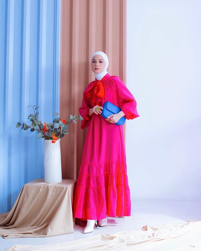 7 Inspirasi OOTD Hijab Warna Fuschia yang Lagi Ngetren. Anti Norak