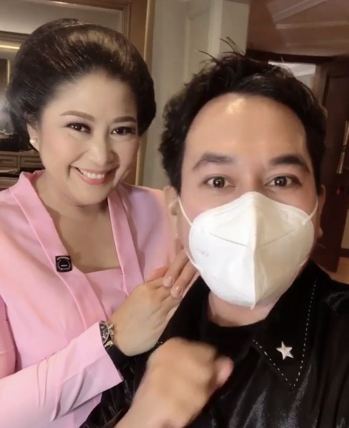 Albert Kleo pria asal Palopo bongkar tabiat asli istri Kadiv Propam Polri, Putri Ferdy Sambo. Dia sering bikin foto di rumah Irjen Ferdy Sambo.