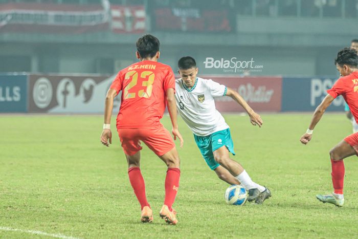 Penyerang timnas U-19 Indonesia, Hokky Caraka Bintang Brilliant (jersey putih), sedang berusaha melewati lawannya ketika bertanding di Stadion Patriot Candrabhaga, Bekasi, Jawa Barat, 10 Juli 2022.