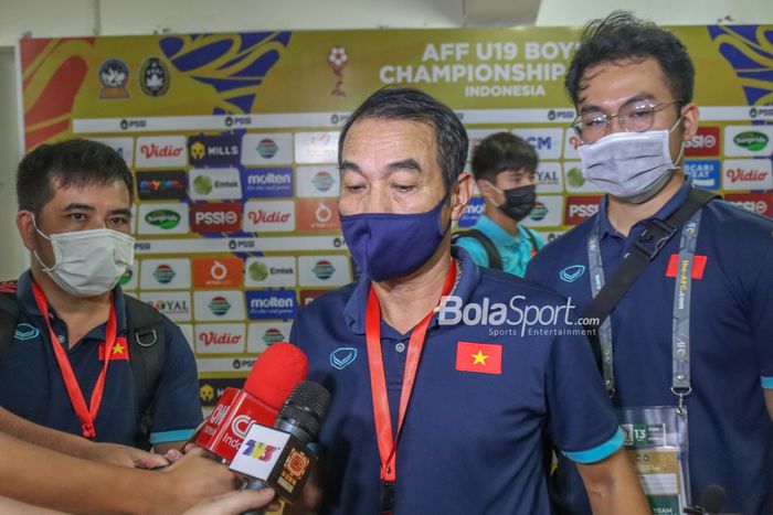 Pelatih timnas U-19 Vietnam, Dinh The Nam (tengah), sedang memberikan keterangan kepada awak media di Stadion Patriot Candrabhaga, Bekasi, Jawa Barat, 13 Juli 2022.
