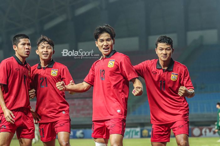 (Dari kiri ke kanan) Khonesavanh Keonuchanh, Vongsakda Chanthaleuxay, Peeter Phanthavong, dan Phonsack Seesavath sedang merayakan gol timnas U-19 Laos di Stadion Patriot Candrabhaga, Bekasi, Jawa Barat, 13 Juli 2022.