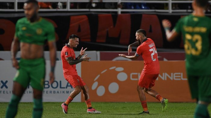 Pemain Borneo FC, Stefano Lilipaly dan Diego Michiels yang melakukan selebrasi setelah mencetak gol ke gawang PSS Sleman, di laga semifinal leg kedua Piala Presiden 2022, Senin (11/7/2022).