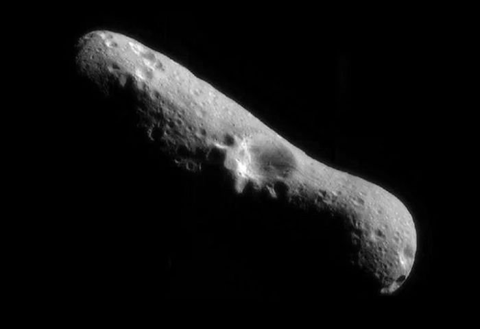 Permukaan asteroid besar Eros yang relatif halus.