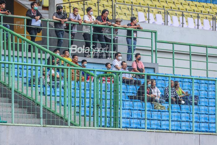 Sejumlah suporter timnas U-19 Malaysia nampak hadir memberikan dukungan di Stadion Patriot Candrabhaga, Bekasi, Jawa Barat, 13 Juli 2022.