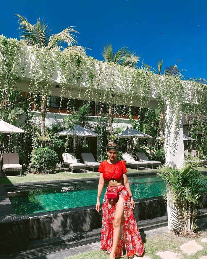 Potret OOTD liburan serba merah Nikita Mirzani.