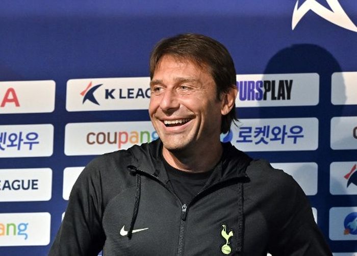 Pelatih Tottenham Hotspur, Antonio Conte, tersenyum dalam konferensi pers di Stadion Seoul World Cup, 12 Juli 2022.